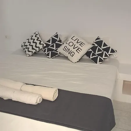 Apart Otel Three Harites Perissa (Santorini)