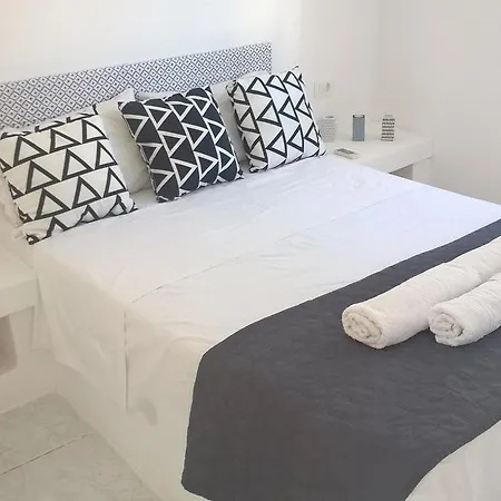 Three Harites 3* Perissa (Santorini)