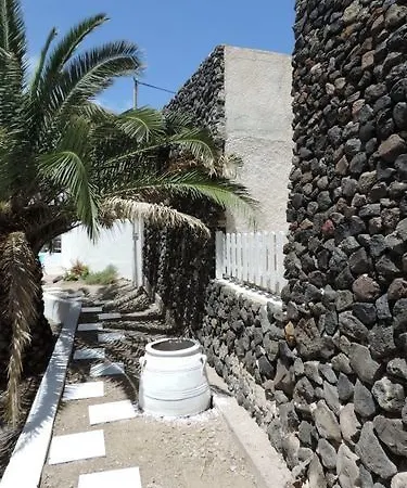 Aparthotel Three Harites Perissa (Santorini)