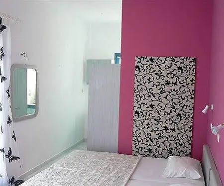 Three Harites Aparthotel Perissa (Santorini)
